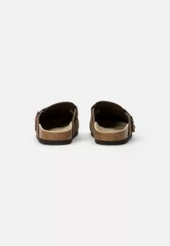 Pier One LEATHER UNISEX - Clogs - Brown 8 Pier One LEATHER UNISEX - Clogs - Brown -Pier One Geschäft 18a09b6c3e71439784e427988b058842