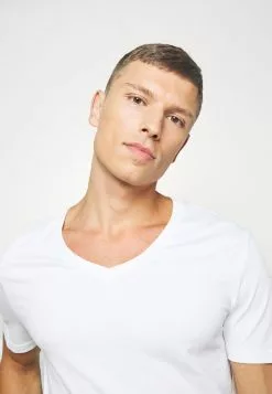 Pier One 2 PACK - T-Shirt Basic - White 9 Pier One 2 PACK - T-Shirt Basic - White -Pier One Geschäft 2464778c5d314b51b098f8e722d959b0