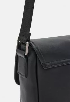 Pier One UNISEX - Umhängetasche - Black -Pier One Geschäft 3675c8ea1f324a1d83ec42e8c3192653