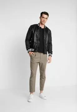 Pier One Geschäft -Pier One Geschäft 414e0ae9c5ac4336bb796ee37bafebed