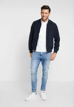 Pier One Geschäft -Pier One Geschäft 651c47cb78844c6e9bc3766e0b477ae8