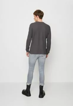 Pier One Langarmshirt - Dark Grey 8 Pier One Langarmshirt - Dark Grey -Pier One Geschäft 719be5a337d148f4a27f3944c708d67f