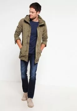 Pier One Geschäft -Pier One Geschäft 84e618d46ade423d9f766c642c33c36c