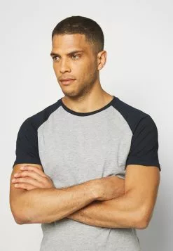 Pier One T-Shirt Basic - Dark Blue 9 Pier One T-Shirt Basic - Dark Blue -Pier One Geschäft e6cd1455f6f741b9be95cab8d570cff4